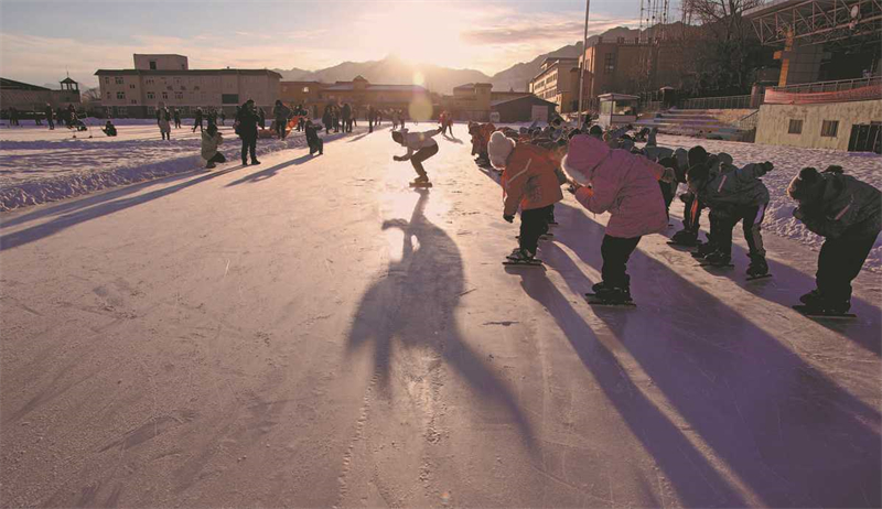 Des élèves apprennent le patinage de vitesse au collège Shuixigou du comté d'Urumqi, dans la région autonome ou?goure du Xinjiang (nord-ouest de la Chine), le 20 décembre 2023. (Wang Jing / China Daily)