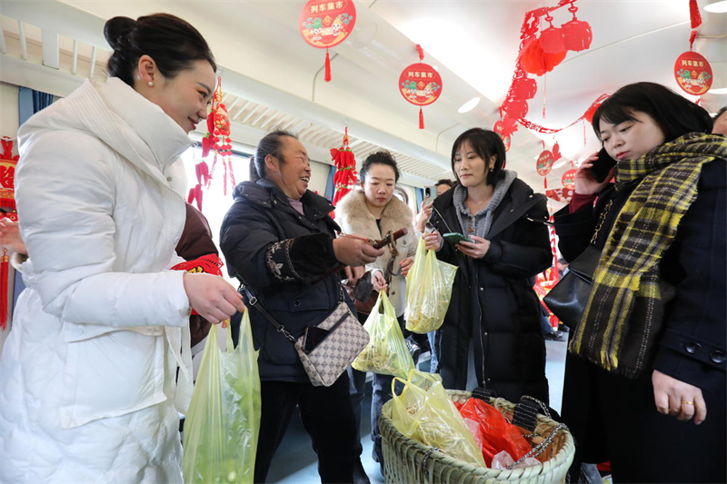 Chongqing : le ? train lent ? des montagnes élargit la voie de la prospérité