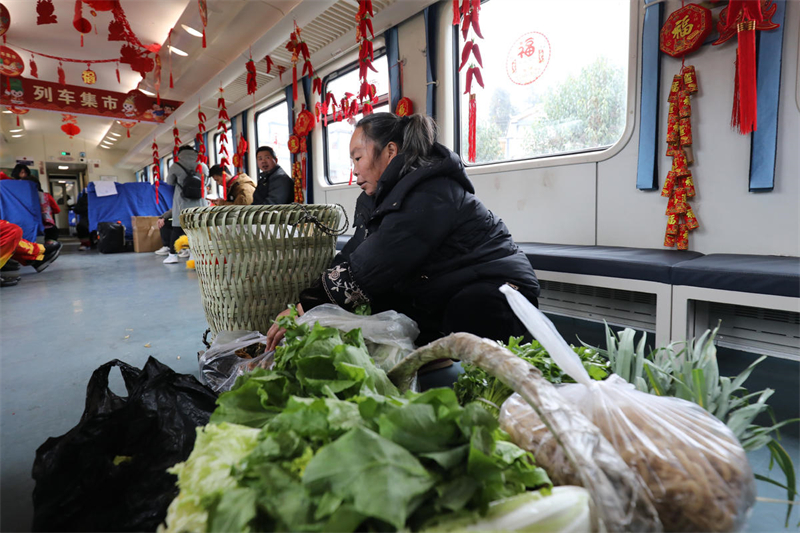 Chongqing : le ? train lent ? des montagnes élargit la voie de la prospérité