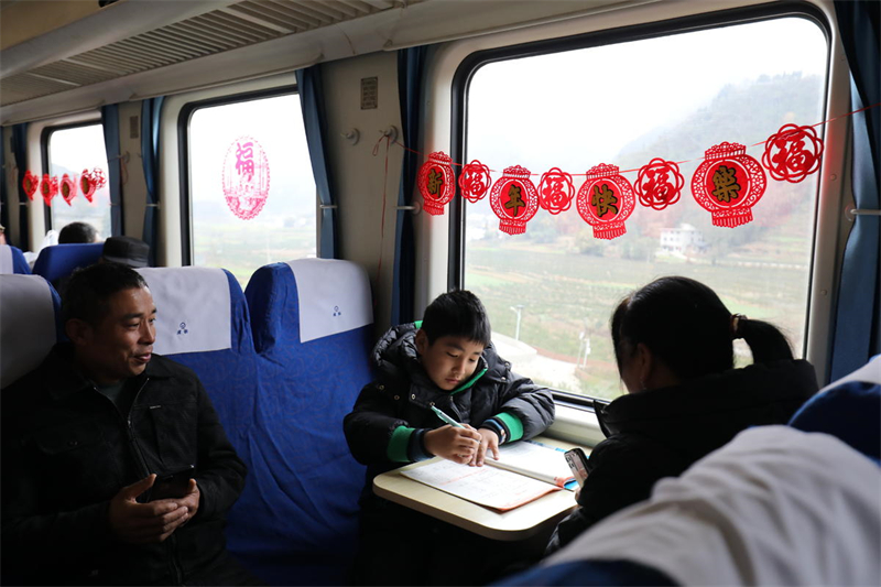 Chongqing : le ? train lent ? des montagnes élargit la voie de la prospérité