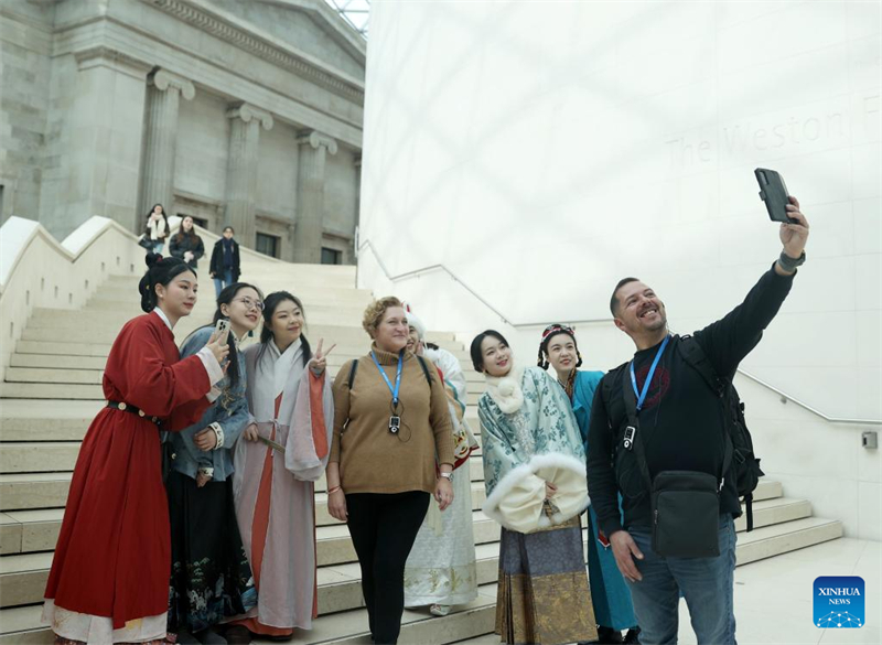 Des amatrices de hanfu montrent le charme de la culture traditionnelle chinoise à Londres