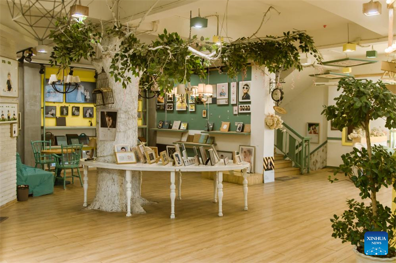 Photo prise le 29 février 2024 montrant une vue intérieure du studio photo de Shen Xiaolei dans le comté de Yingshang de la ville de Fuyang, dans la province de l'Anhui (est de la Chine). (Photo / Xinhua)