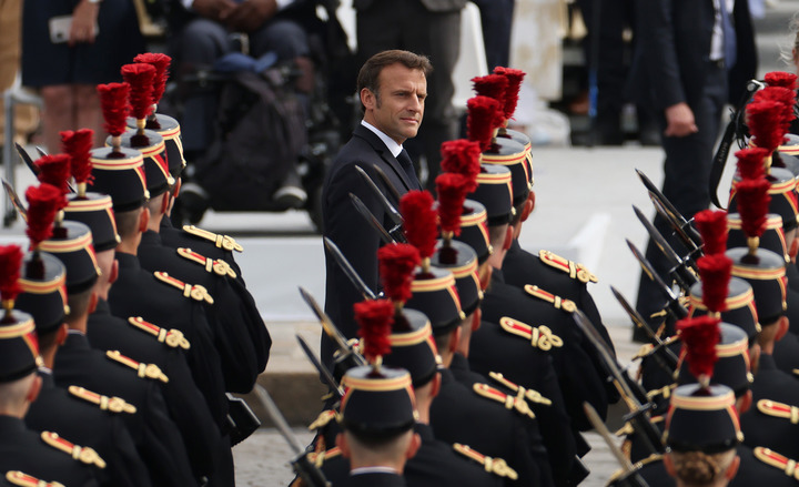Le président fran?ais Emmanuel Macron assiste au défilé militaire traditionnel du 14-Juillet à Paris, en France, le 14 juillet 2023. (Xinhua/Gao Jing)