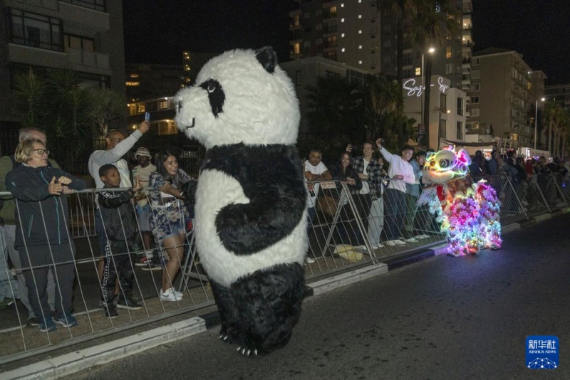 Les éléments chinois brillent au carnaval du Cap, en Afrique du Sud
