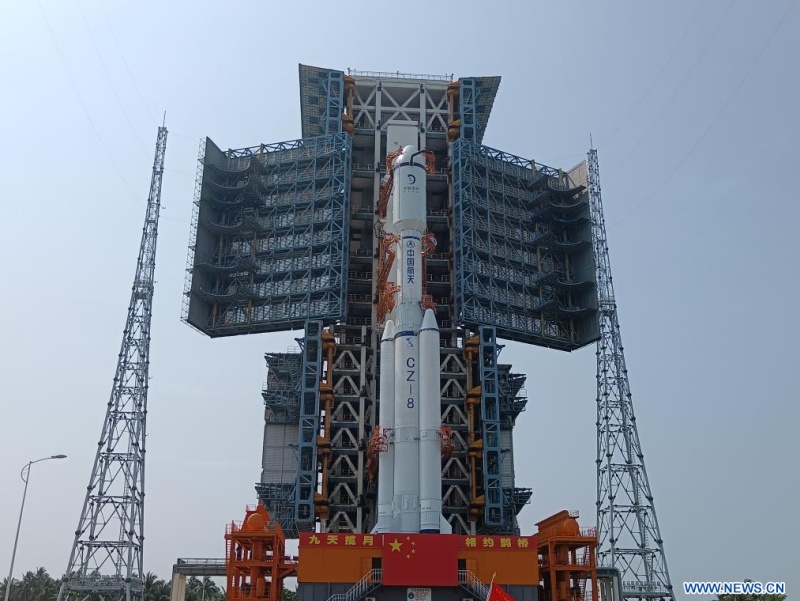 La combinaison du satellite relais Queqiao-2 et de la fusée porteuse Longue Marche-8 Y3 est transférée verticalement vers la zone de lancement du Centre de lancement spatial de Wenchang, dans la province chinoise de Hainan (sud), le 17 mars 2024. Le satellite devrait être lancé à un moment opportun dans les prochains jours, selon l'Administration nationale de l'espace de Chine. (Photo : Huang Guochang)