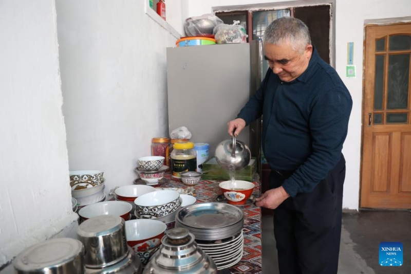 Abdukader Mamtimin, un habitant local, prépare du thé à la rose dans sa maison de thé située dans une communauté historique et culturelle de la ville de Kuqa, dans la région autonome ou?goure du Xinjiang (nord-ouest de la Chine), le 15 mars 2024. (Zhang Yu / Xinhua)