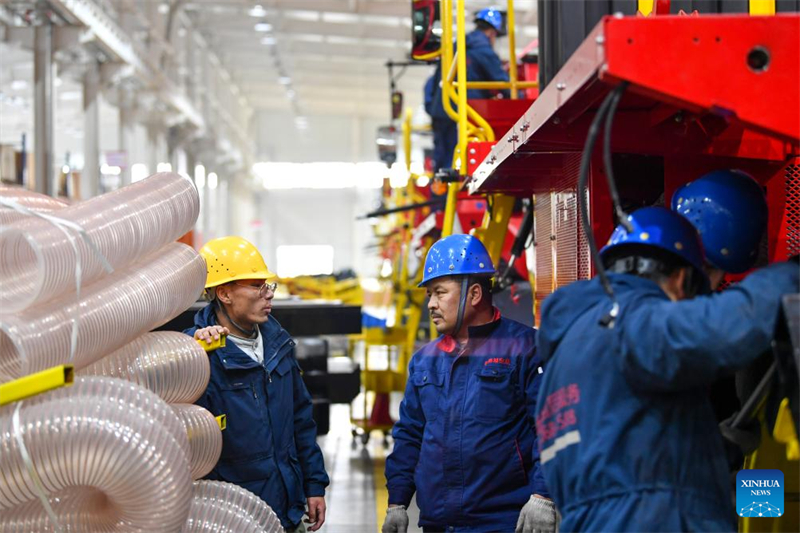 Xinjiang : adieu la cueillette manuelle et vive les récolteuses automatiques de coton !