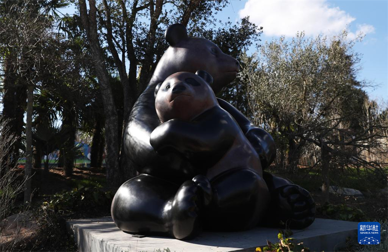 La sculpture commémorative en bronze du panda géant Yuan Meng dévoilée en France