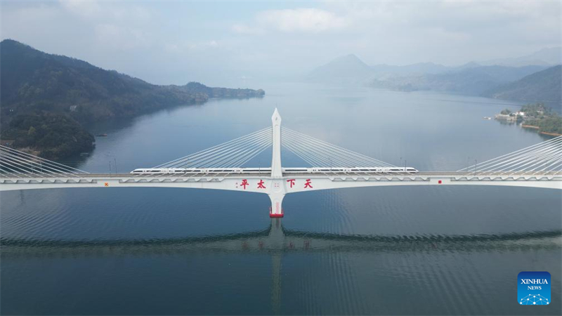 Anhui : la ligne à grande vitesse Chizhou-Huangshan démarre ses opérations d'essai