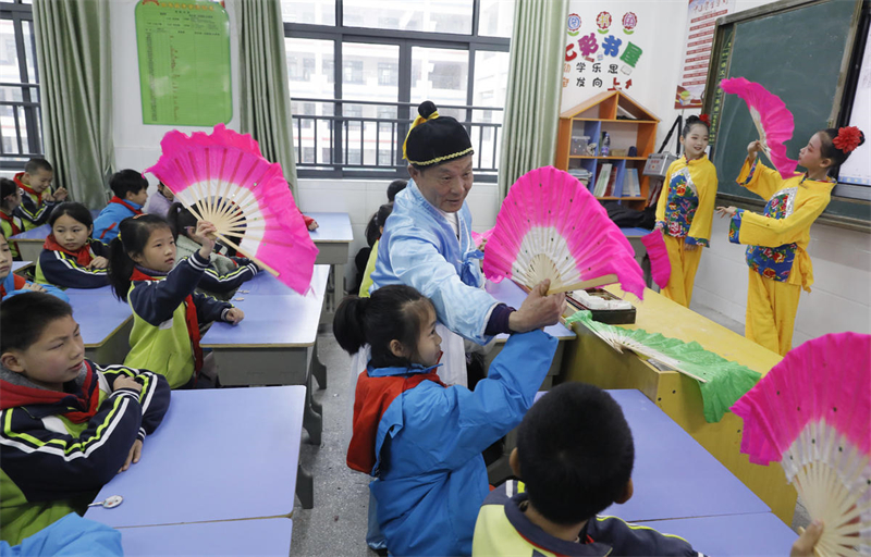 Les élèves chinois apprennent le théatre à l'occasion de la Journée mondiale du théatre
