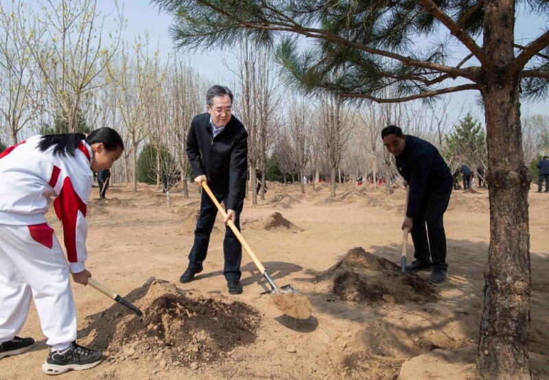 Xi Jinping plante des arbres à Beijing, appelant à des efforts nationaux de reboisement pour une belle Chine