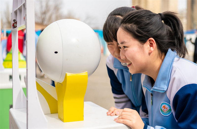 Mongolie intérieure : les élèves de Hohhot découvrent les charmes de la technologie et enflamment leurs rêves scientifiques