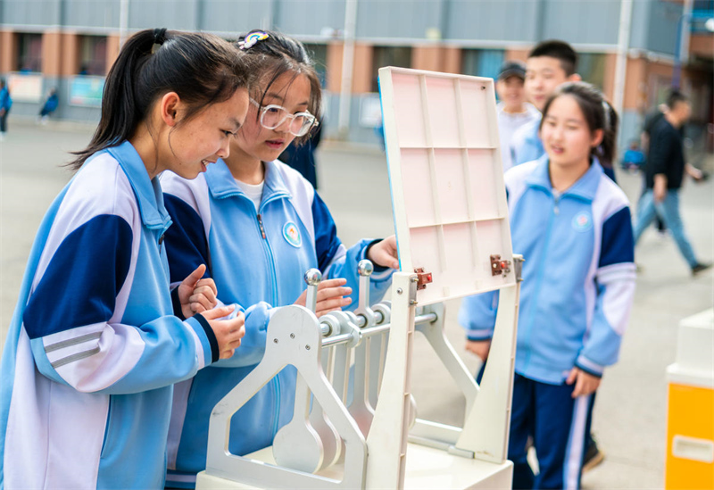 Mongolie intérieure : les élèves de Hohhot découvrent les charmes de la technologie et enflamment leurs rêves scientifiques