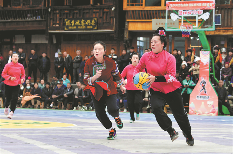 Les joueuses de ? basket-ball des tantes ? n'ont pas besoin de dribbler avec le ballon et sont autorisées à courir avec dans les bras. (Yang Wenbin / Xinhua)