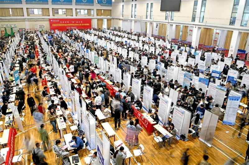 Un salon de l'emploi pour les étudiants spécialisés en sciences, technologies, ingénierie et mathématiques (STEM) a eu lieu à l'Université des sciences et technologies de l'Anhui à Huainan, dans la province de l'Anhui (est de la Chine), le 23 mars 2024. (Chen Bin / Pic.people.com.cn)