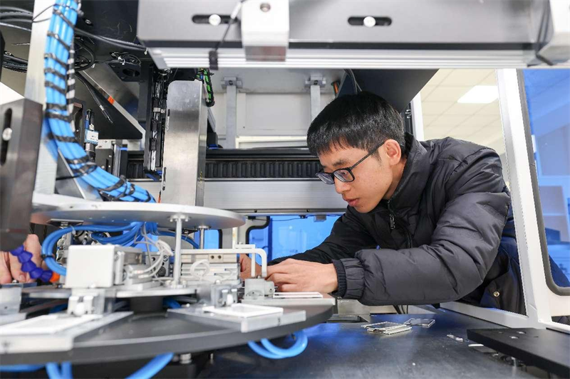 Un chercheur débogue un dispositif intelligent de contr?le de qualité pour les terminaux intelligents à l'Institut de recherche Yibin de l'Université des sciences et technologies électroniques de Chine, dans la province du Sichuan (sud-ouest de la Chine). (Wang Yu / Pic.people.com.cn)