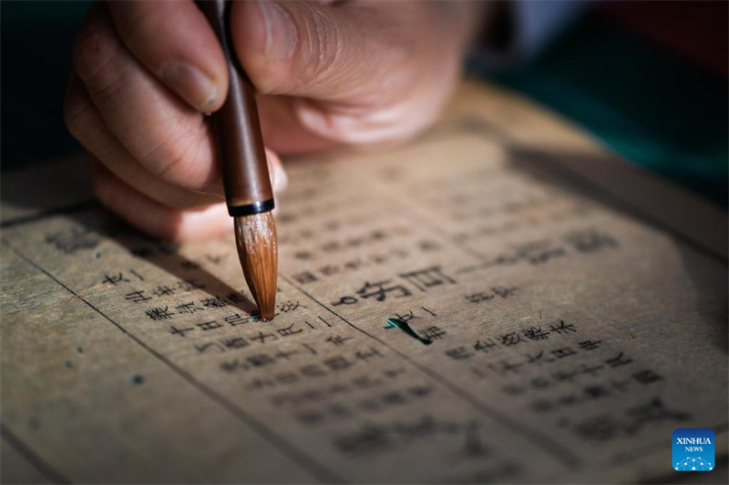 Jilin : des restaurateurs de livres anciens redonnent vie à de vieux livres ab?més