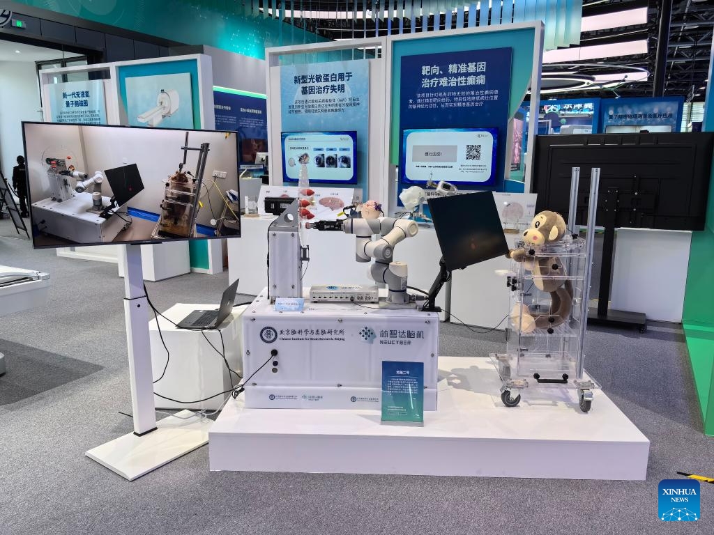 Photo montrant le système NeuCyber Array BMI, un système d