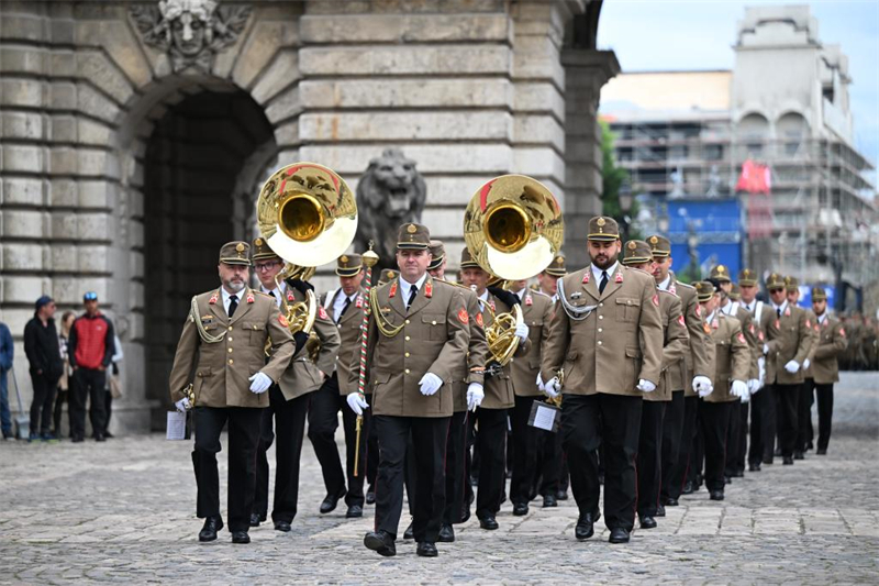 Xi assiste à la cérémonie de bienvenue organisée par le président et le PM hongrois à Budapest
