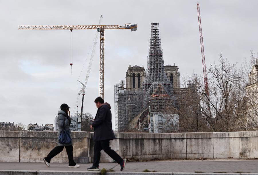 Des gens passant devant la cathédrale Notre-Dame de Paris en cours de rénovation, dans la capitale fran?aise, le 8 décembre 2023. (Photo : Gao Jing)
