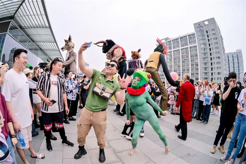Le spectacle de marionnettes fran?ais ? De La Fontaine ? enchante le public chinois
