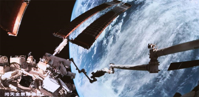 Les membres de l'équipage de Shenzhou-18 effectuent leur première sortie dans l'espace