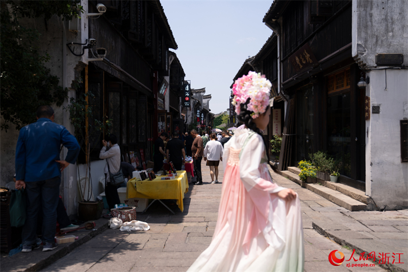 Zhejiang : en promenade dans le vieux quartier Yuehe de Jiaxing à l'approche de la fête des Bateaux-Dragons du Jiangnan