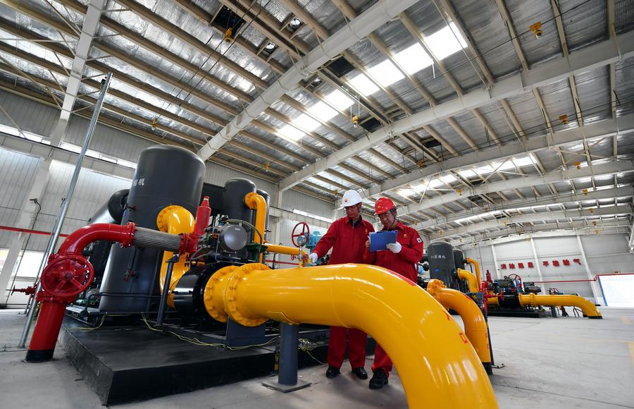 Des ouvriers contr?lent un équipement dans une base de production de méthane de houille à Qinshui, district de la province chinoise du Shanxi (nord), le 25 juin 2022. (Photo : Wang Feihang)