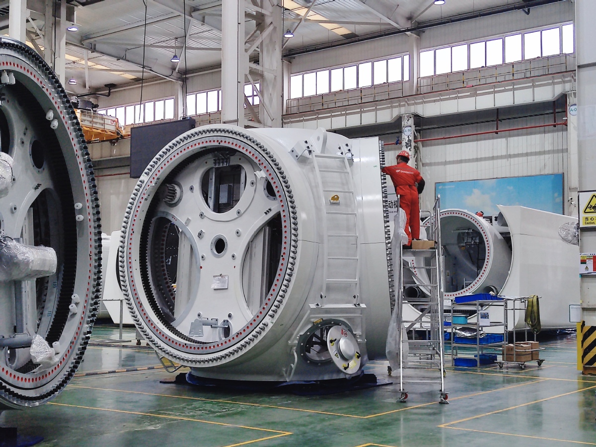 Un employé travaille dans une usine de production d'éoliennes de la société Goldwind à Yancheng, dans la province du Jiangsu (est de la Chine). (Peng Chao / China Daily)