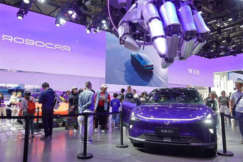 La Jiyue 01, un modèle lancé par Jidu Auto, une coentreprise établie entre le constructeur automobile chinois Geely et le géant de la technologie Baidu, est exposé au Salon international de l'automobile de Beijing 2024, le 3 mai 2024. (Tang Ke / Pic.people.com.cn)