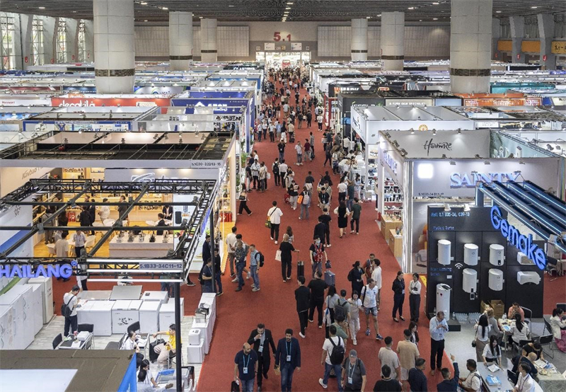 Photo prise le 15 avril montrant la 135e session de la Foire chinoise de l'importation et de l'exportation qui s'est tenue à Guangzhou, capitale de la province du Guangdong (sud de la Chine). (Zhang Guanjun / Pic.people.com.cn)