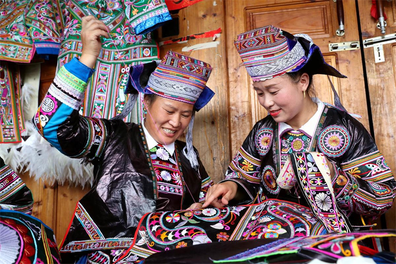 Guizhou : comment ? l'économie du bout des doigts ? contribue à augmenter les revenus des femmes de Rongjiang