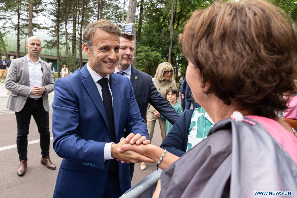 Le président fran?ais Emmanuel Macron rencontre des habitants locaux devant un bureau de vote au Touquet, dans le nord de la France, le 30 juin 2024. (Xinhua/Frank Bonham)