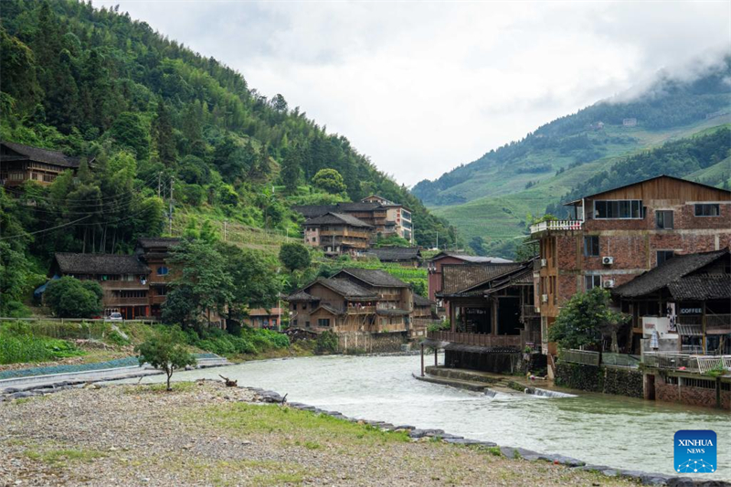 Guangxi : le village de Huangluo intensifie ses efforts pour développer l'industrie touristique des cultures ethniques