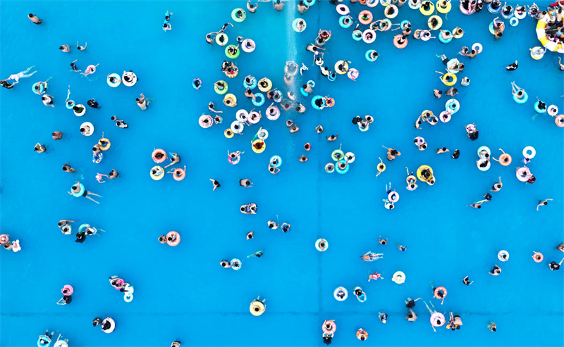 Jiangsu : les touristes s'amusent dans l'eau et profitent de la fra?cheur pendant l'été à Yangzhou