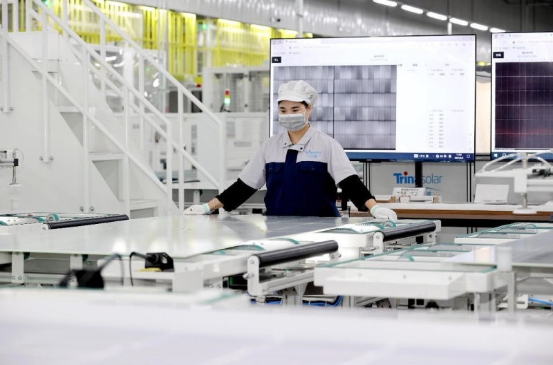 Dans l'atelier numérique de Trina Solar (Suqian) Optoelectronics Co., Ltd. dans la zone de développement économique et technologique de Suqian, dans la province du Jiangsu (est de la Chine), des employés mettent les bouchées doubles pour honorer des commandes de produits solaires photovolta?ques destinés à l'exportation. (Wang Li / Pic.people.com.cn)