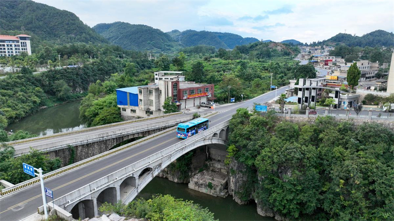 Guizhou : à Guiyang, une ligne de bus rurale spéciale réchauffe les c?urs et aide les agriculteurs