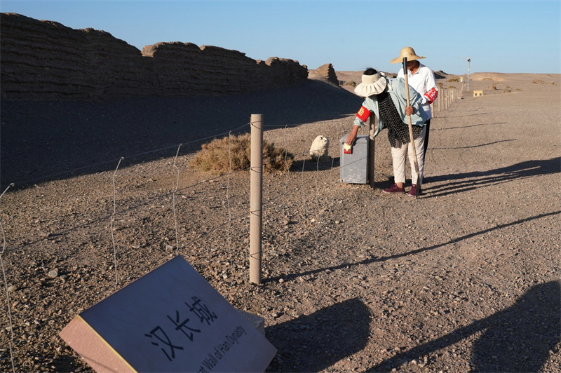 Gansu : enraciné dans le désert depuis 18 ans, le ? couple du Gobi ? veille sur la Grande Muraille des Han