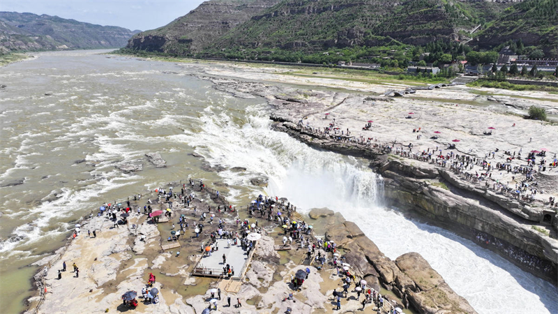 La cascade de Hukou sur le fleuve Jaune à Yichuan très populaire auprès des touristes