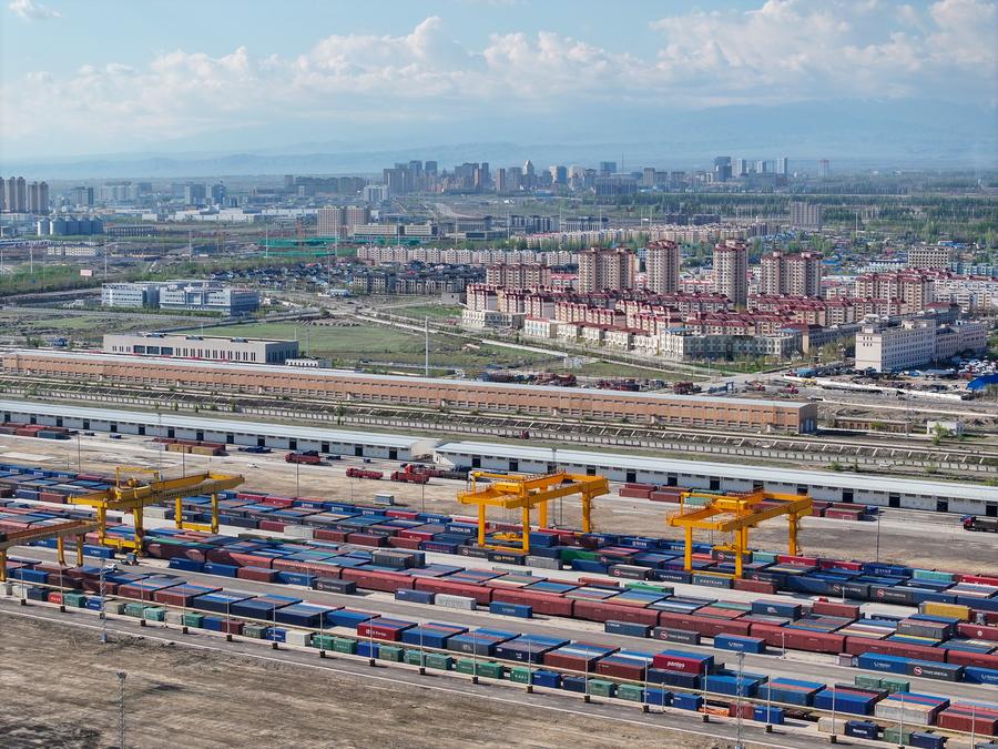 Photo aérienne de la zone de transfert de charges du port de Horgos, à Horgos, dans la région autonome ou?goure du Xinjiang, dans le nord-ouest de la Chine, le 18 avril 2024. (Photo : Zhao Ge)