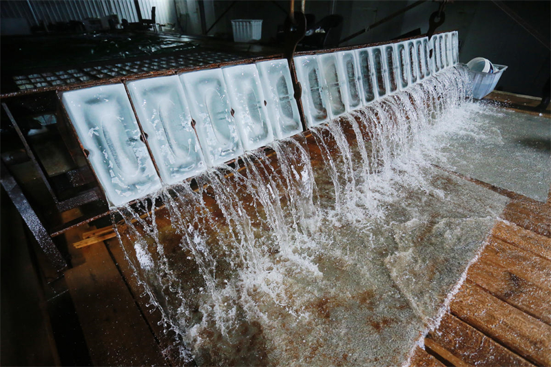 Jiangsu : avec les chaleurs de l'été, la fabrication de glace bat son plein à Yangzhou