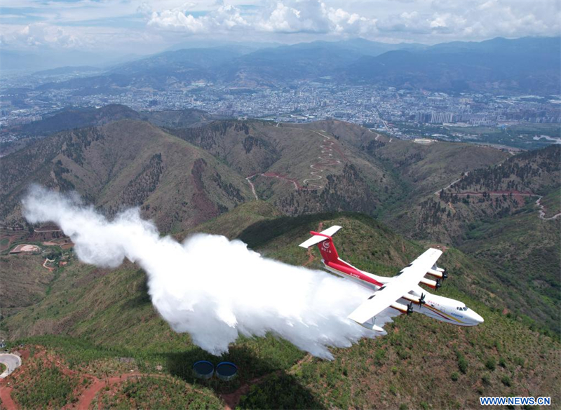 Sur cette photo d'archives, un grand avion amphibie AG600 de la Chine mène un essai en vol pour la lutte contre les incendies à Xichang, ville de la province chinoise du Sichuan (sud-ouest), le 23 juin 2023. (Photo / Xinhua)