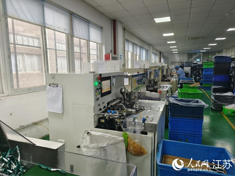 Un membre du personnel utilise l'imagerie informatique pour inspecter des échantillons de brosses à dents dans l'atelier de Yangzhou Minsheng Brush Industry Co., Ltd., situé dans le canton de Hangji à Yangzhou, dans la province du Jiangsu (est de la Chine). (Zhang Hantian / Le Quotidien du Peuple en ligne)