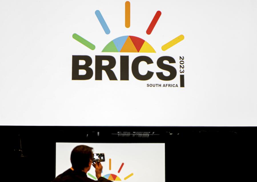 Un homme prend des photos au centre des médias du 15e sommet des BRICS à Johannesburg, en Afrique du Sud, le 21 ao?t 2023. (Xinhua/Li Yahui)