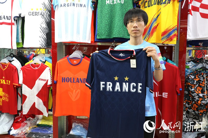 Photo montrant un maillot de supporter, de couleur majoritairement bleu, avec des éléments du drapeau national fran?ais sur les poignets et le col. (Fang Pengyimeng / Le Quotidien du Peuple en ligne)