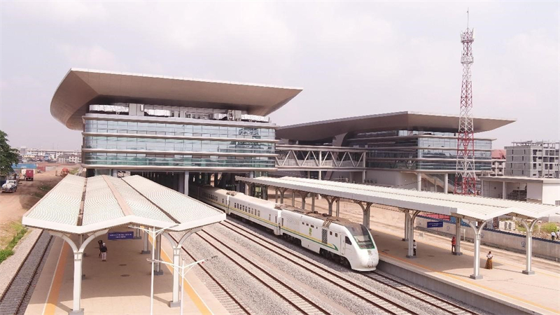 Le chemin de fer reliant Lagos à Ibadan, construit au Nigeria par une entreprise chinoise, facilite les déplacements des personnes et accélère la modernisation des activités industrielles et économiques du Nigeria. La photo montre le train s