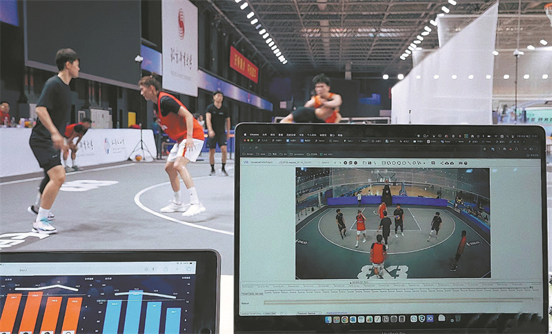 La technologie d'IA de SenseTime aide l'équipe de basket-ball chinoise à analyser des données telles que les mouvements des joueurs chinois et les trajectoires de basket-ball, ainsi que l'efficacité de l'entra?nement. (Photo / China Daily)