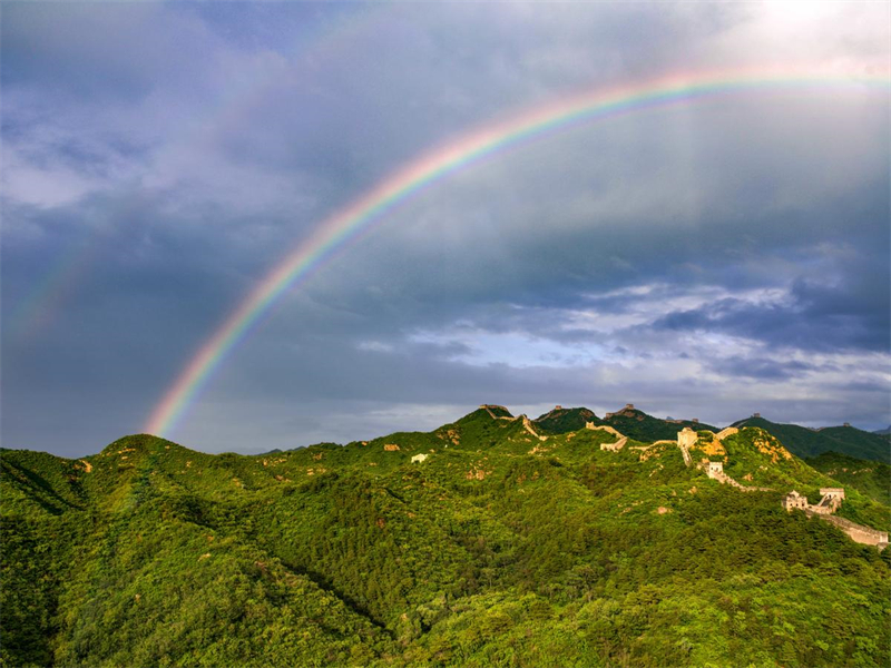 Hebei : un magnifique arc-en-ciel appara?t au-dessus de la Grande Muraille de Jinshanling