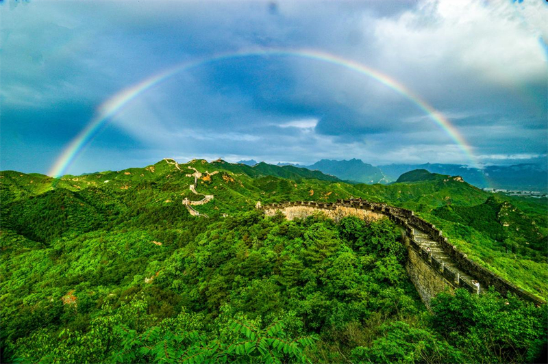 Hebei : un magnifique arc-en-ciel appara?t au-dessus de la Grande Muraille de Jinshanling