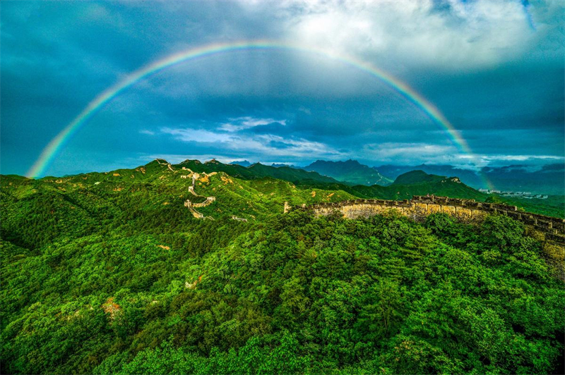 Hebei : un magnifique arc-en-ciel appara?t au-dessus de la Grande Muraille de Jinshanling